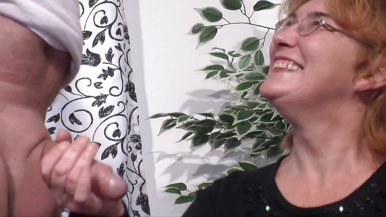 Ώριμη Γερμανίδα καλλονή μοιράζεται πούτσα με καυτή γιαγιά