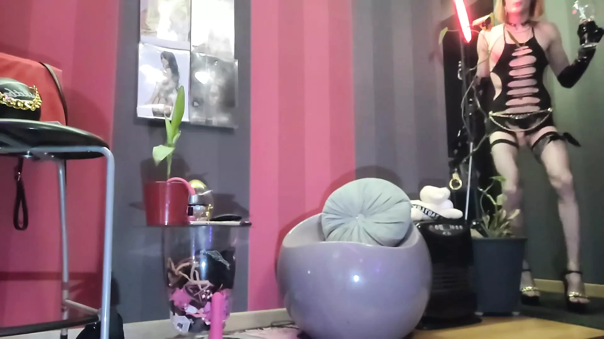 Cam4 (31mar25)1 roztrhané šaty a latexové rukavice pózování jako skutečná děvka