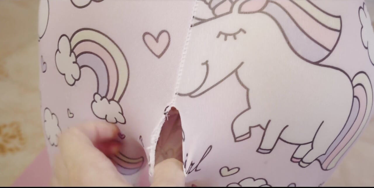 내 변태 룸메이트가 나를 몇 번 알몸으로 잡았고 나를 따먹는 것을 참을 수 없었다