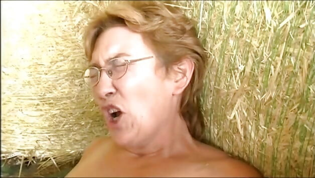 Mulher madura fodida em uma fazenda