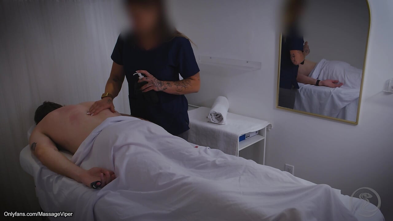 Massageviper - cliente regular intenta nueva masajista flexible y juega con su culo