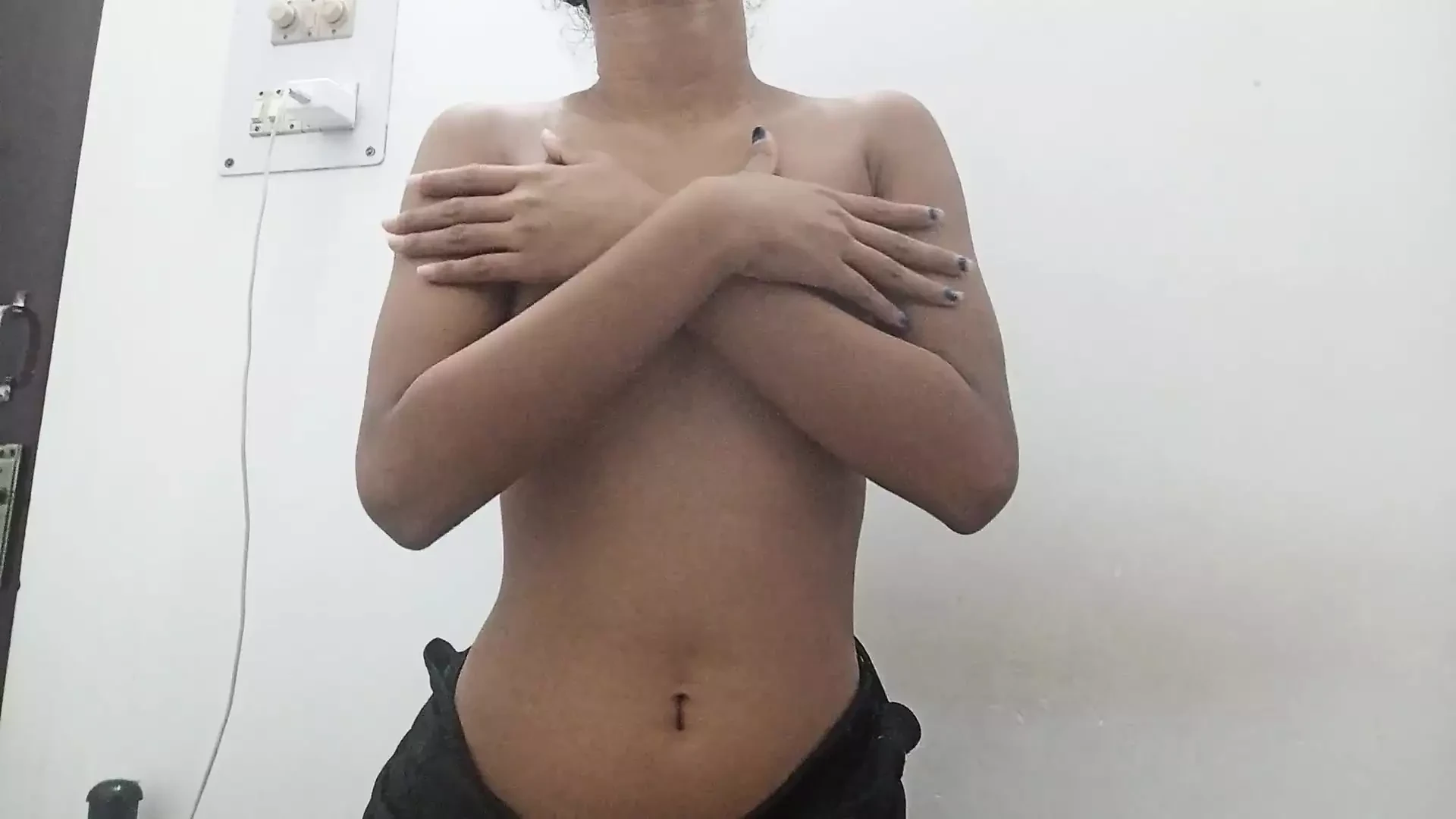 Con mis medias negras en lencería masturbándome con mi dedo