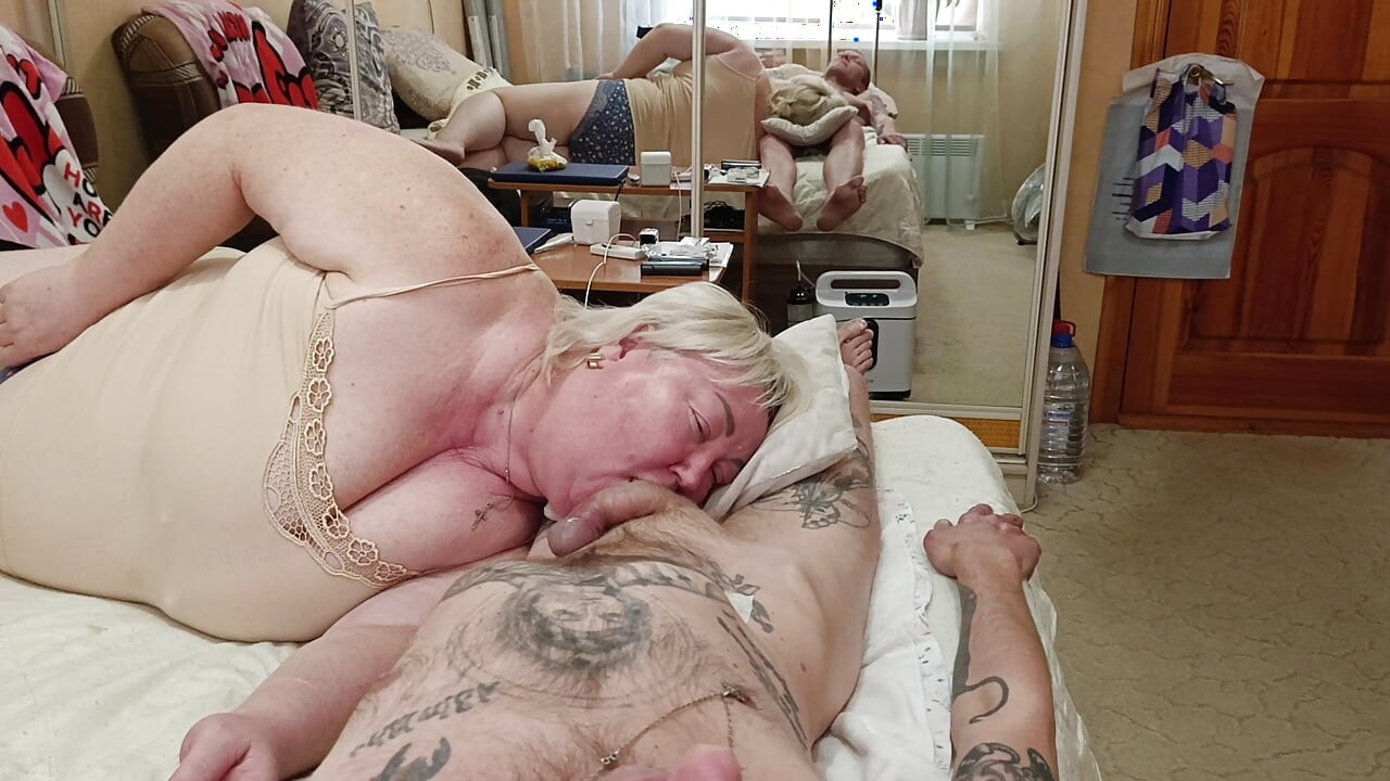 Susjeda mi puši kurac dok joj ne svršim u usta