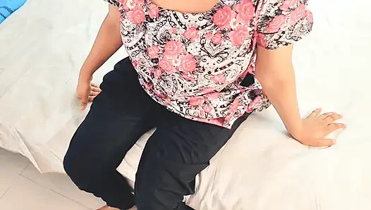 Kakak tiri yang lebih tua meniduri saudara tirinya bersama dengan pembantu.