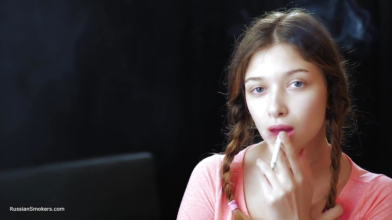 Sexy russische verführerin, die Zigaretten rauchen, küstenbrise