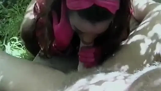 Azgın beyaz adam büyük memeli çarpıcı zenci güzelliğine açık havada mor tutkuyla nüfuz ediyor