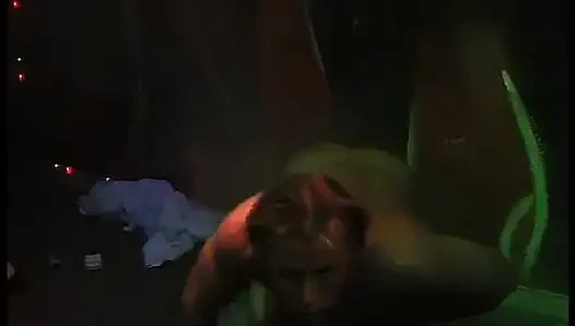 Kız dans ederken ıslanıyor