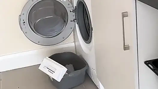 Bulaşıklar tam mesaneye karşı... Kontrolü kaybettim ve pantolona işedim