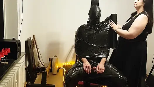 Folien-bondage-sklavin teil 2 - clingfilm mumifiziert und edging zum wahnsinn
