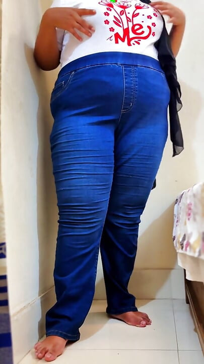 PAWGの内気なティーン社員がオフィスで自慰をしている。上司が隣のデスクにいる