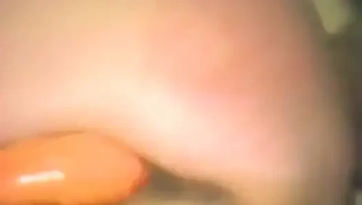 Bir sarışın bol miktarda yarak emiyor ve sonra dildo alıyor