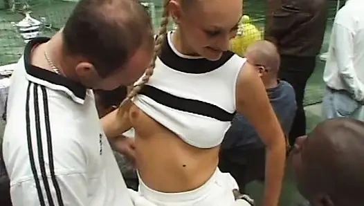 Французскую крошку-теннисистку трахнули двойным межполитом в тройничке