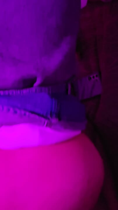 Mi hermanastra se pone falda corta sin bragas se la levanto y la follo a cuatro patas mientras gime