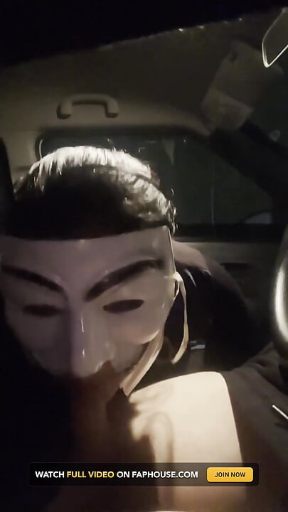 Podnieś i ssie penisa w samochodzie