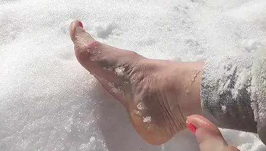 Karda çıplak ayakla yürüyorum, kar ayak parmaklarımın altında çıtırtılıyor.