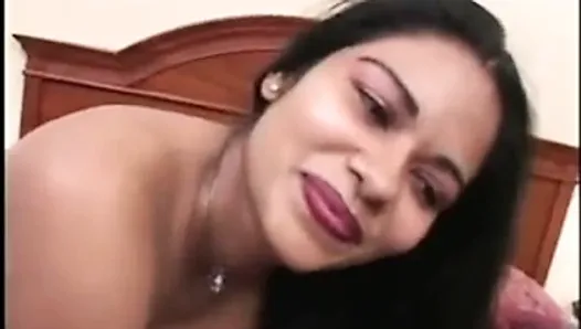 Hermosa chica india intenta convertirse en una estrella porno