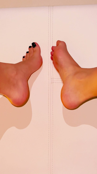 This slut jerks me off with her beautiful feet and cum her toes | Clip 1