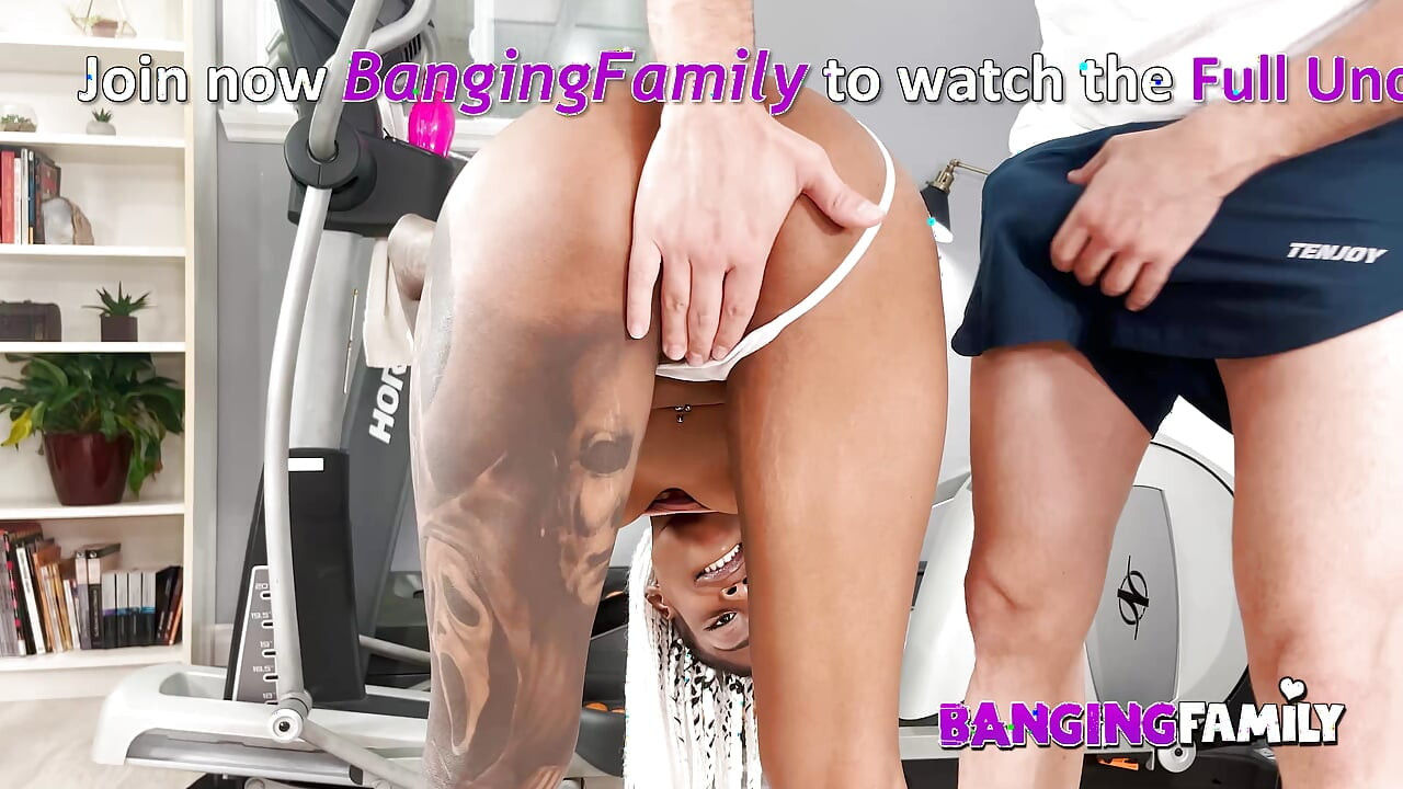 Banging Family - Uma enteada fofa é fodida hard na bunda em treinamento interracial