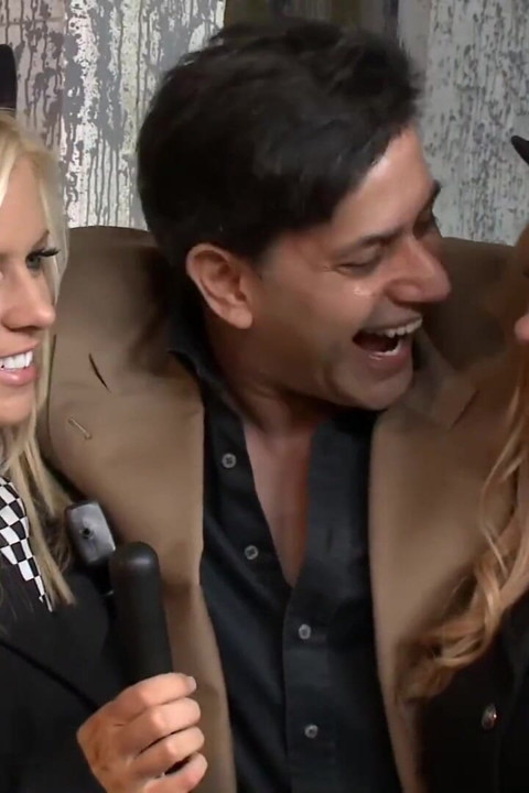 Gagica sexy Stacey Saran este futută de prietena ei blondă fierbinte