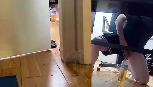 Jules evden çalışırken masasından çıkamayınca şişeye işiyor