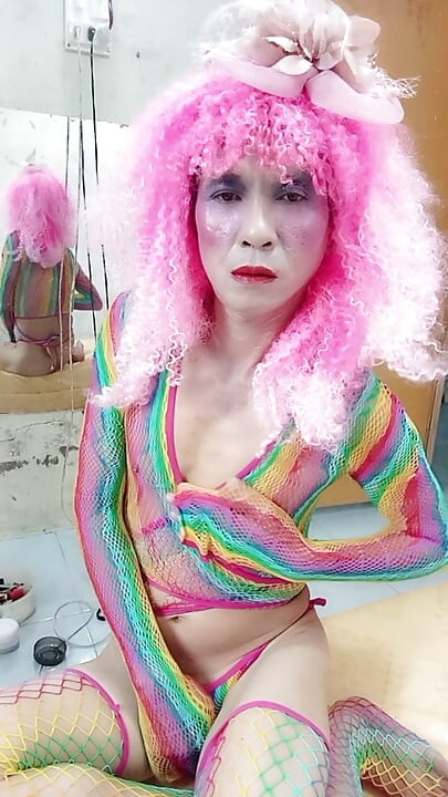 Transgender Le trägt sexy Kleidung und spielt Sexbecher. Künstliche Dosen