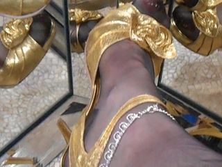 Altın stilettolar ve ff dikişli naylon çoraplar