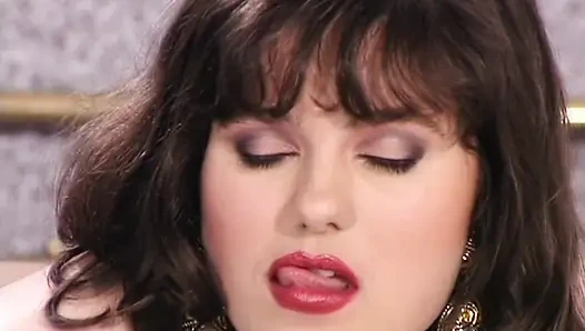 İngiliz güzel Ingrid güzel zamanlarını geri getiriyor