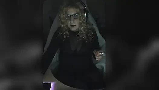 Tgirl soğutuyor, sigara içiyor ve kendini azdırıyor