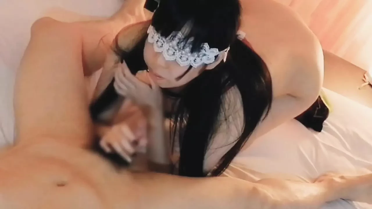 - Ze is fellatio door een rondborstige schoonheid in rode sexy lingerie en giet sperma in haar mond. Eigengemaakte amateur persoonlijke foto door Kawasaki JK