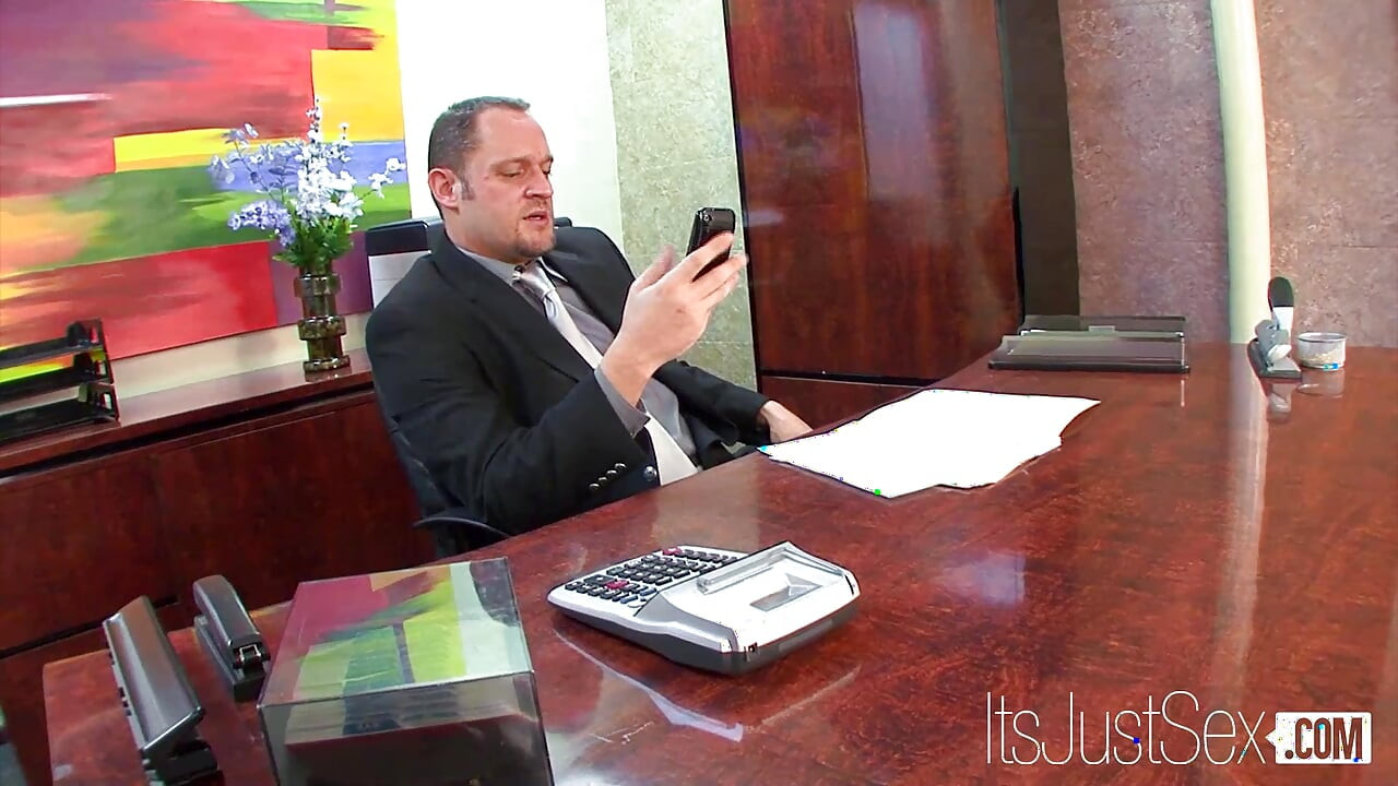 Miley Ann škádlí svého šéfa, dokud ji ošuká ve své kanceláři (prsaté sekretářky)