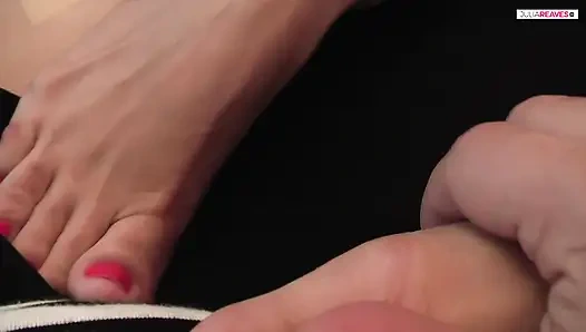 Я кончаю его член своими ступнями