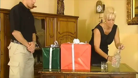 Dua cewek nakal rambut pirang bertato dientot habis-habisan saat lagi seks threesome