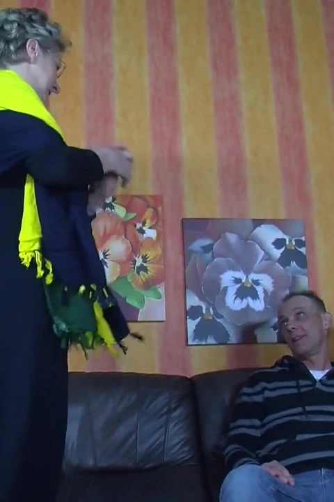 只是操一个湿润的阴户! 所有这些荡妇都需要它!