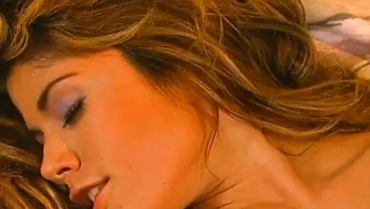 Verführerische blonde MILF genießt intensives fingern und orales vergnügen