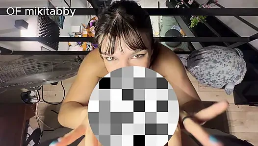 Шлюшка сосет хуй так сексуально в видео от первого лица