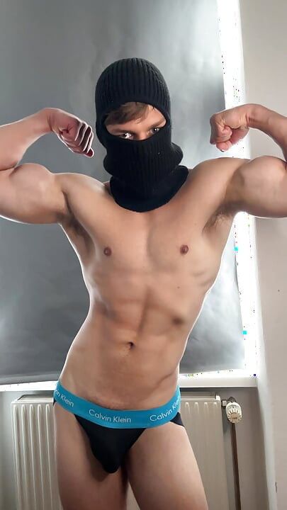 Νεαρός bodybuilder ποζάρει σε ένα στενό jock