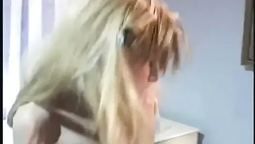 Azgın kız sıkı pembe amını siktiriyor