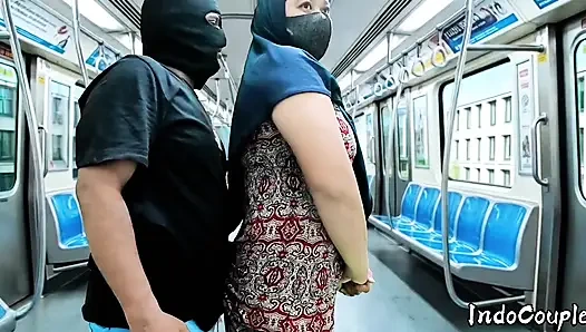 Hijab-Asiatin gefickt in einem Zug Hijab-Busty Asiatin gefickt in einem Zug