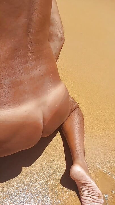Ladysilva walking naked on the beach and masturbating until she cums