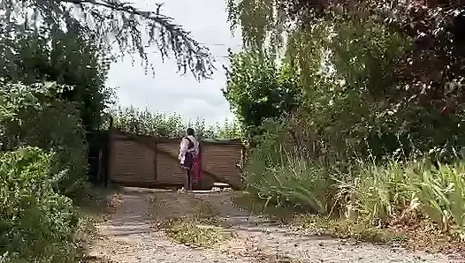 Bir gün için mor elbiseli bir bahçıvan gibi giyinmiş