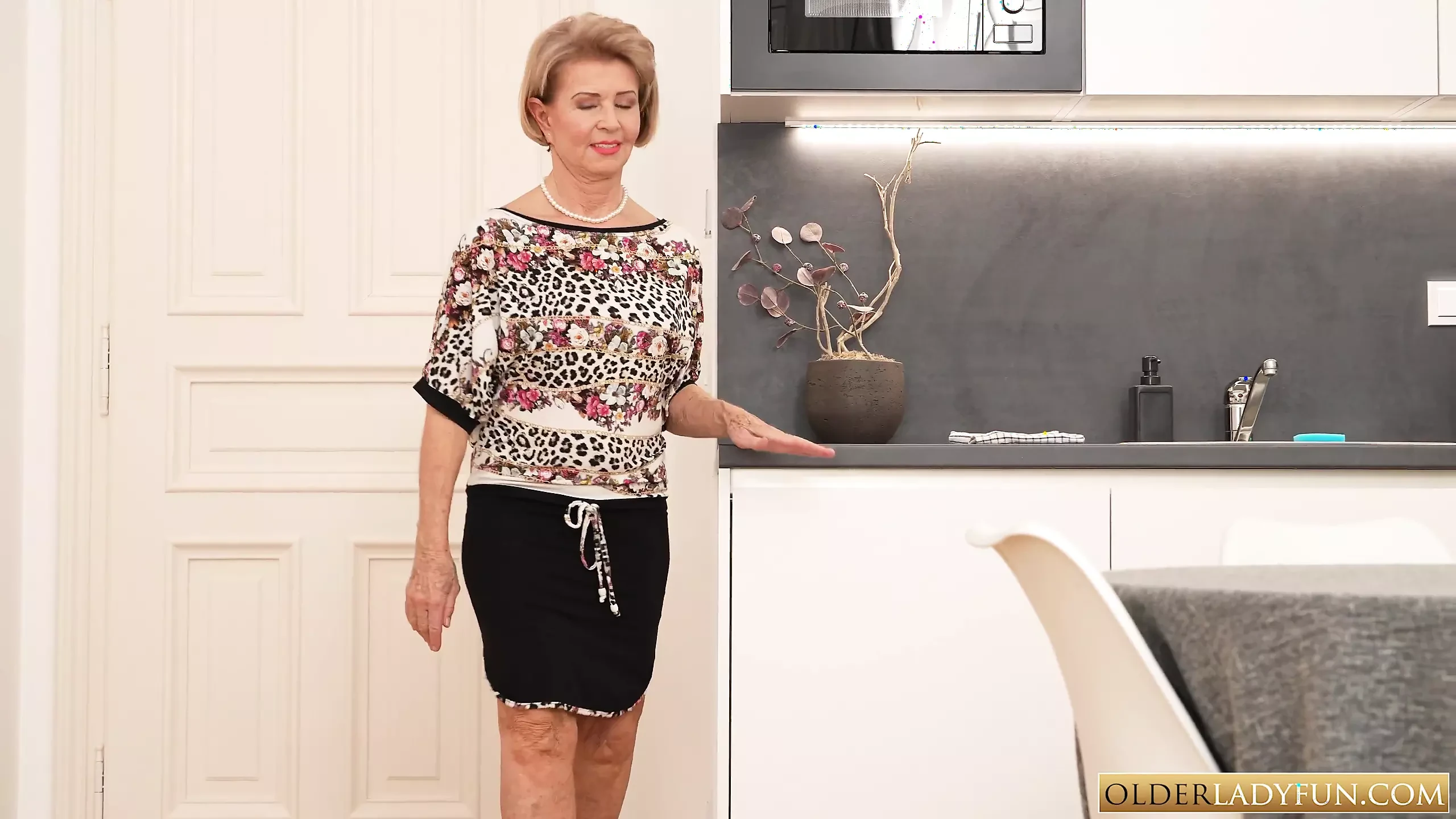 Vovó loira com tesão de Praga se masturbando na cozinha