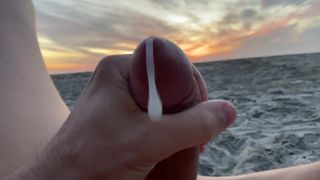 Draußen Wichsen, Masturbation öffentlichen Strand bei Sonnenuntergang