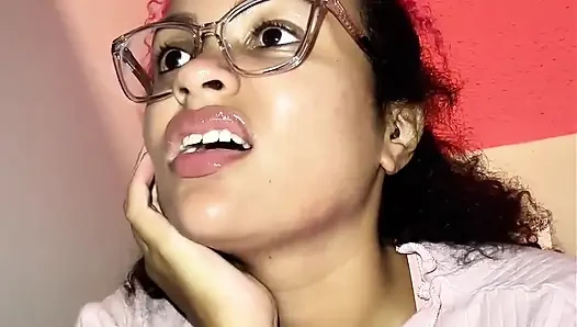 Gadis gassy kamar mandi umum berusaha menahannya tapi kentut dengan keras