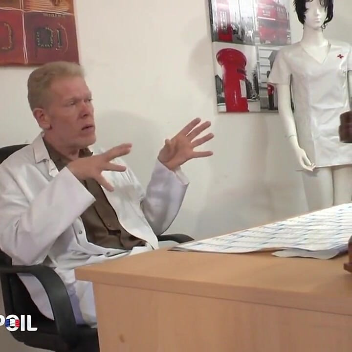 Velká brunetka děvka se oholí a šuká pěstí