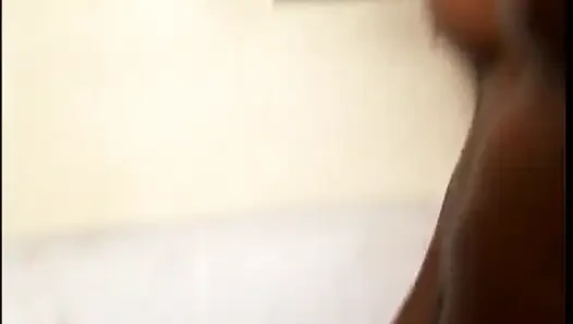 Великолепная крошка наслаждается своей мокрой пиздой, глубоко пробуренной огромным жестким шестом