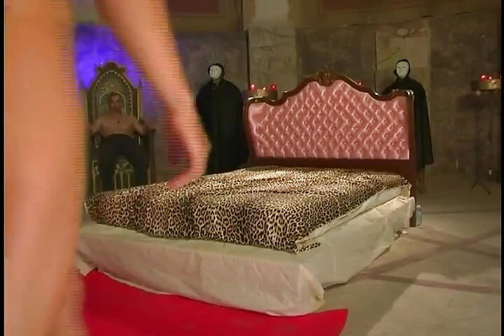 เย็ดหมู่สี่คนสุดเหวี่ยงและเย็ดสองควยรูเดียวสําหรับสองสาวร่านไร้ที่ติ