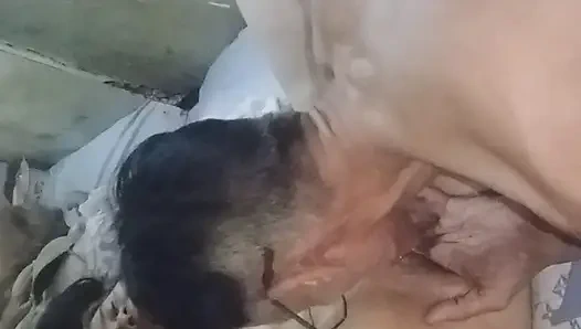 Она открывает обе ноги или раздвигает.Coz Ilkie это так много, чтобы съесть ее мокрую киску