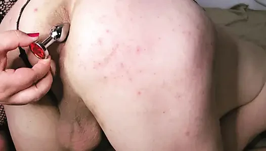 İri güzel kadın xmaskedmomwifex kocasını dildoyla sikiyor