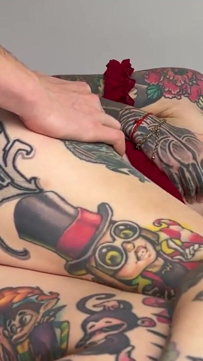 La cita con sexy tatuada terminó con un poderoso chorreo de leche | Clip 2