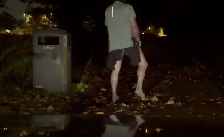 Al mijn kleren langzaam in het openbaar aan de kant van de weg uittrekken